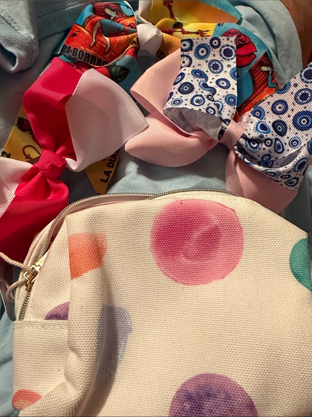 Girls' Polka Dot Cosmetic Bag with Assorted Hair Bows - White/Pink